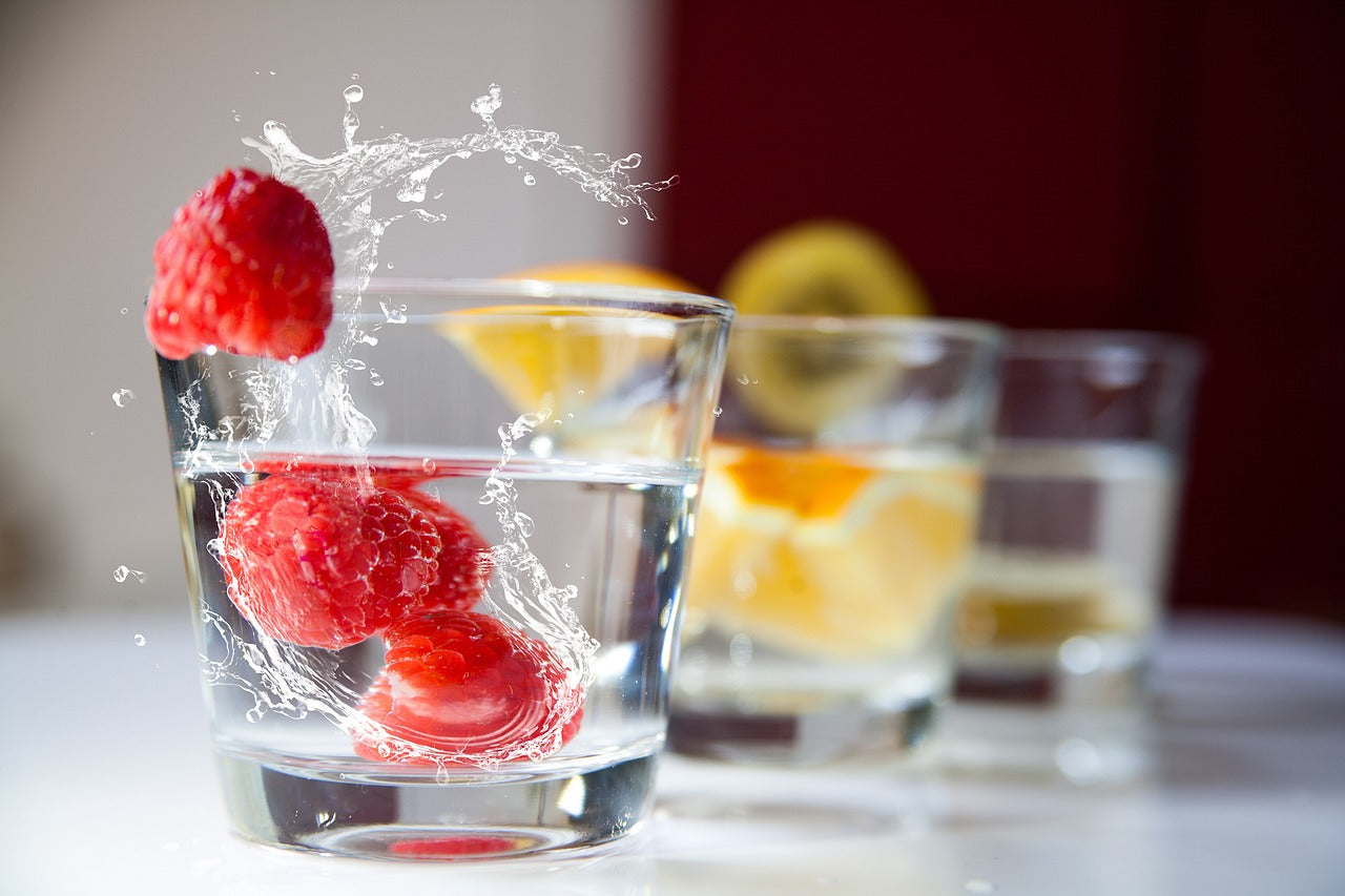 Wasser mit Geschmack und ohne Zucker selber machen: Mit den watermin Vitaminwasser-Tropfen